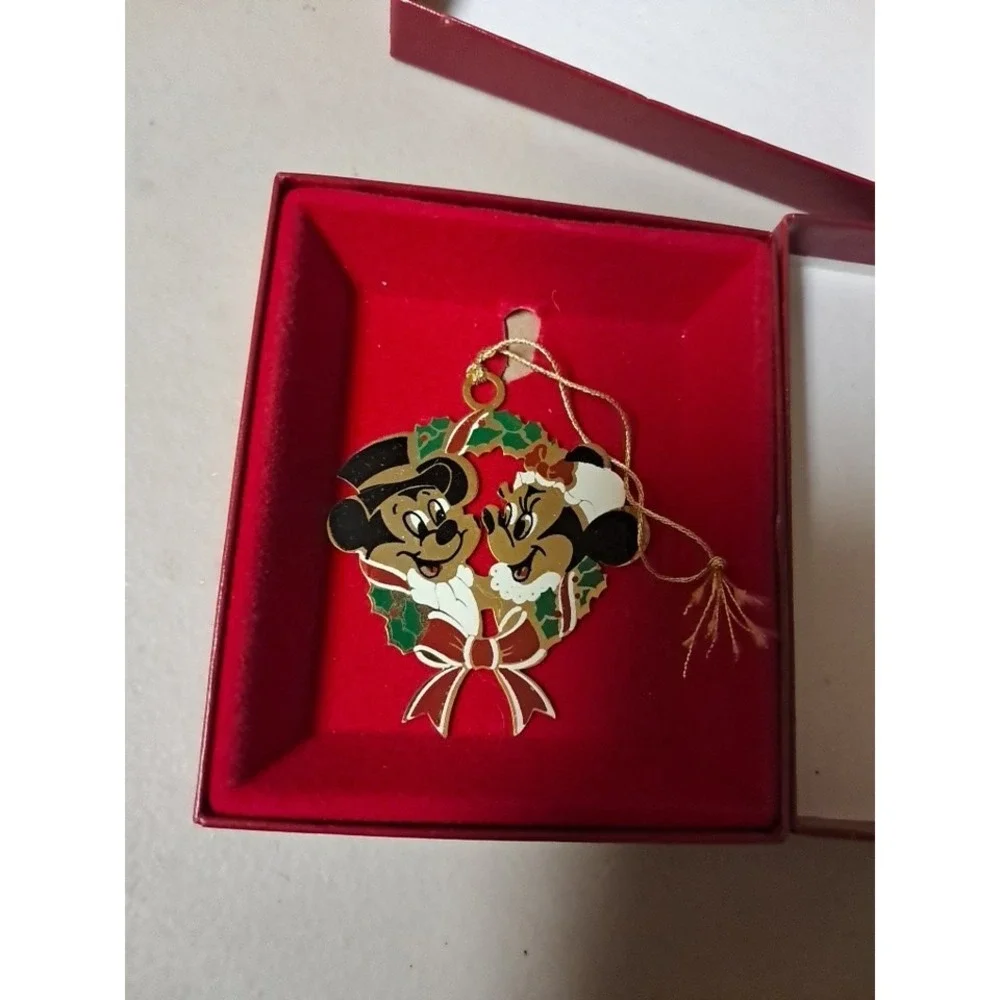 Disney‎ Camerlane Ornaments. Mickey & Minnie Wreath And Decorating The Tree